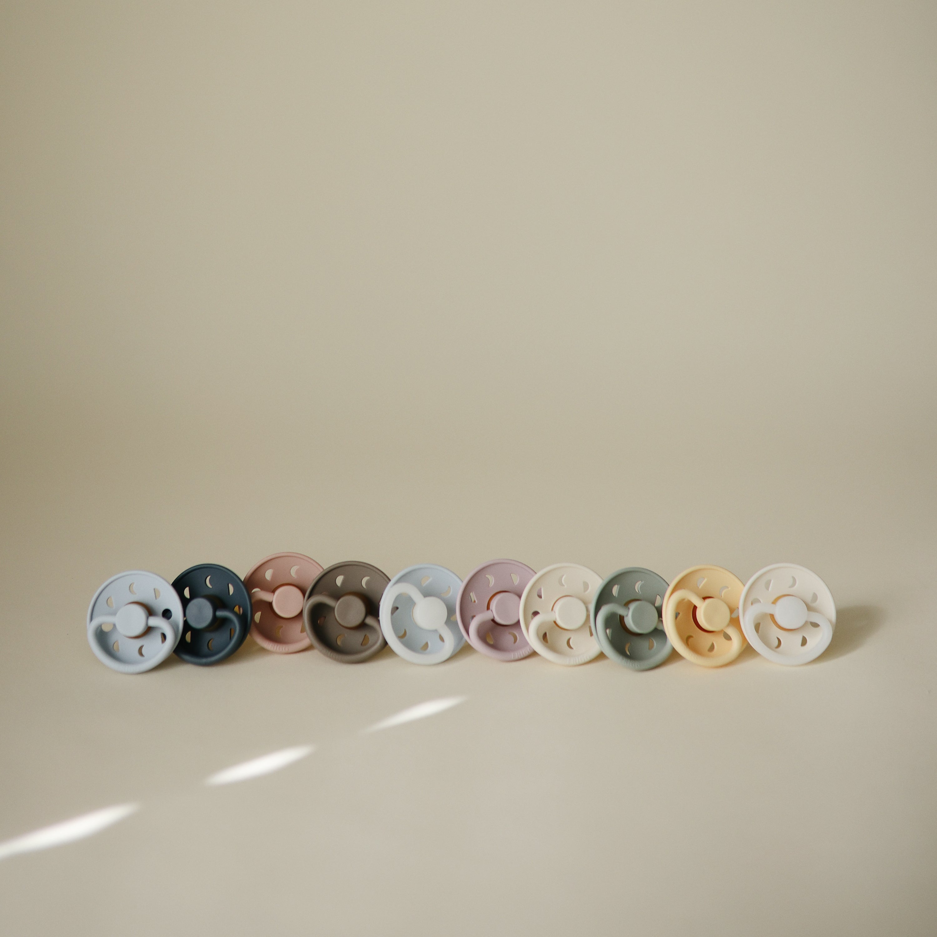 FRIGG Moon Natural Rubber Pacifier 2-Pack