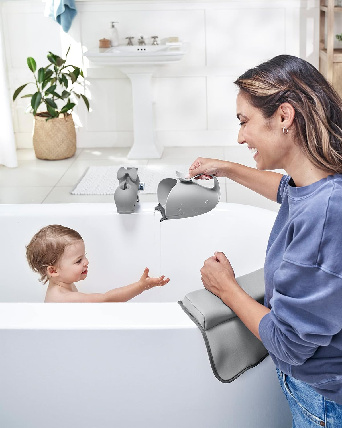 Skip Hop Baby Bath Rinse Cup, Moby Tear-Free Waterfall Rinser, Grey